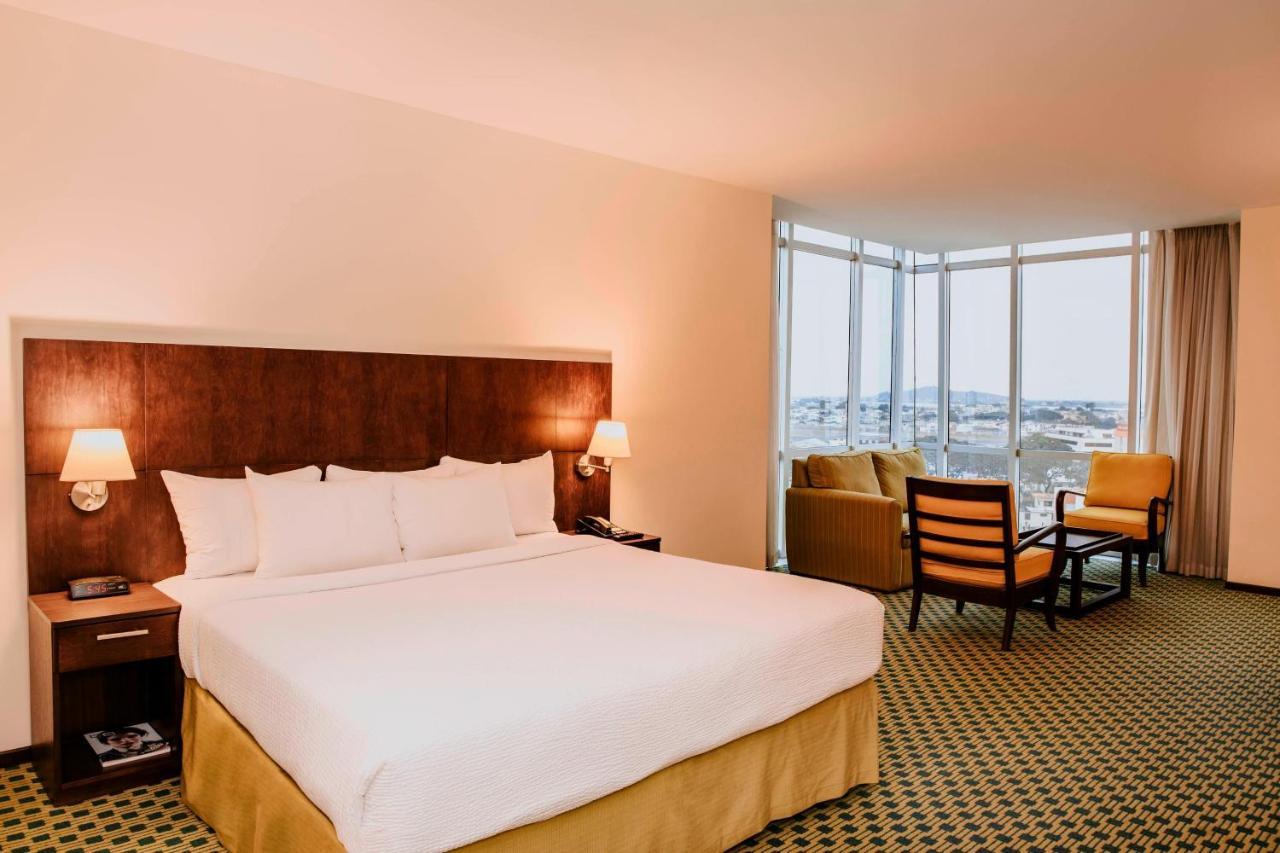 Suite Junior con cama extragrande y vistas a la ciudad
