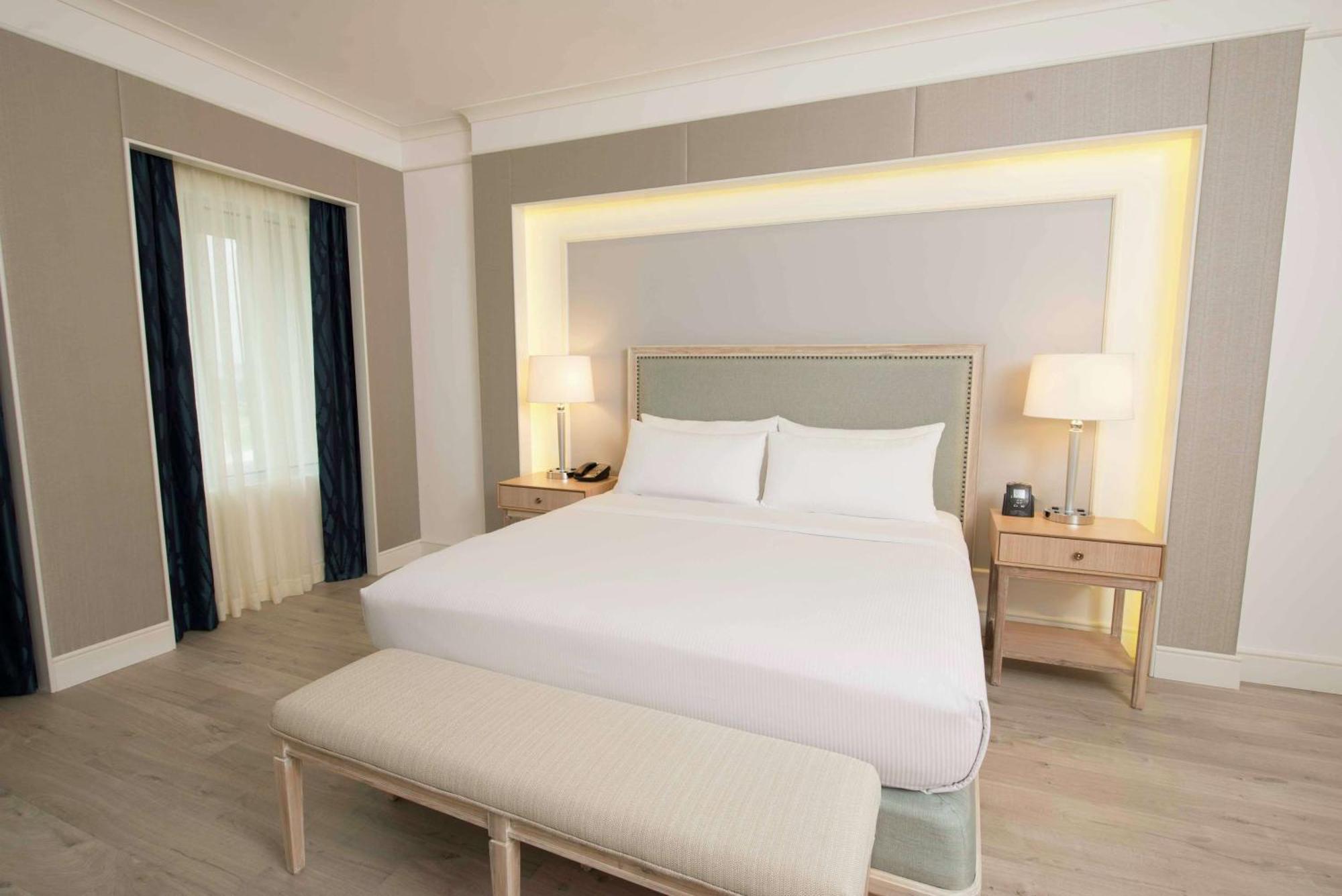 One Bedroom King Suite Executive Floor Lounge Access,1278043693:JPEG